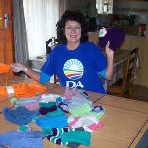 Gansbaai Vlytige vingers aan die brei 2